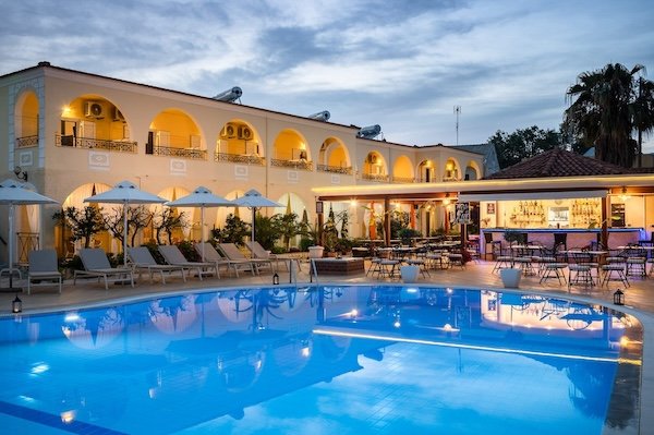 Ζητούνται σερβιτόρες/οι από το Konstantina Apartments 
