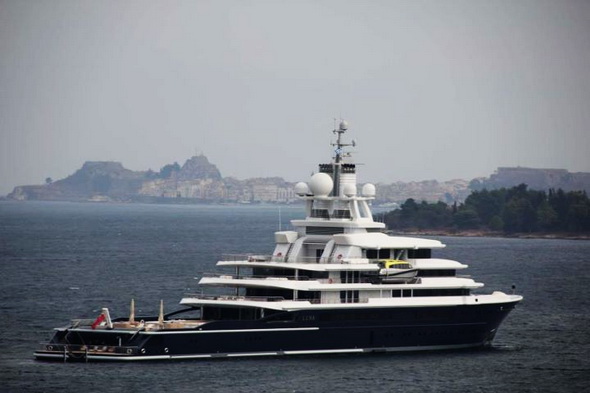 Το υπερπολυτελές yacht Luna πλέει στην Κέρκυρα